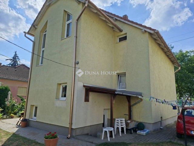 Eladó családi ház, Pécsett 99.1 M Ft, 4 szobás