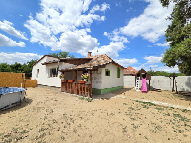 Eladó családi ház, Cegléden 34 M Ft, 3 szobás