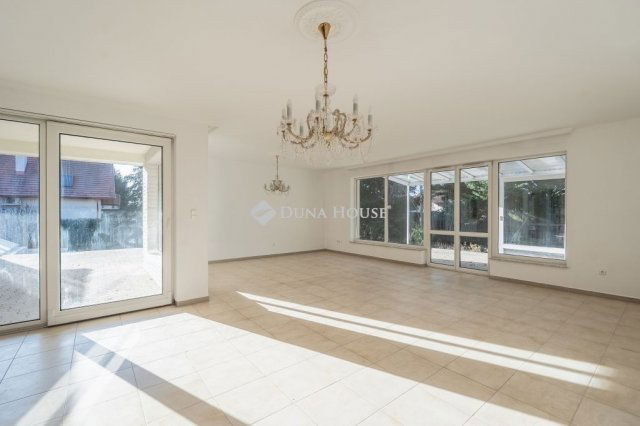 Eladó családi ház, Budaörsön 420 M Ft, 10 szobás