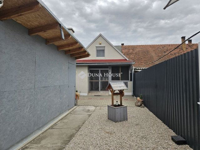 Eladó téglalakás, Mohácson 52.9 M Ft, 4 szobás