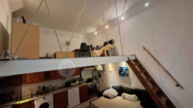 Eladó téglalakás, Budapesten, VII. kerületben, Holló utcában