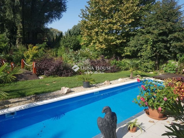 Eladó családi ház, Szadán 350 M Ft, 8 szobás