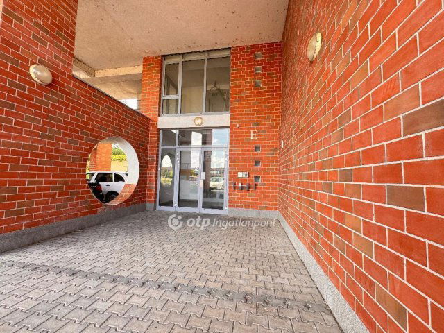 Eladó téglalakás, Győrött 79.9 M Ft, 3 szobás