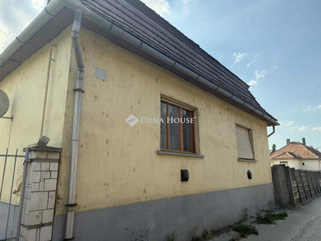 Eladó családi ház, Sárisápon 39.9 M Ft, 3 szobás