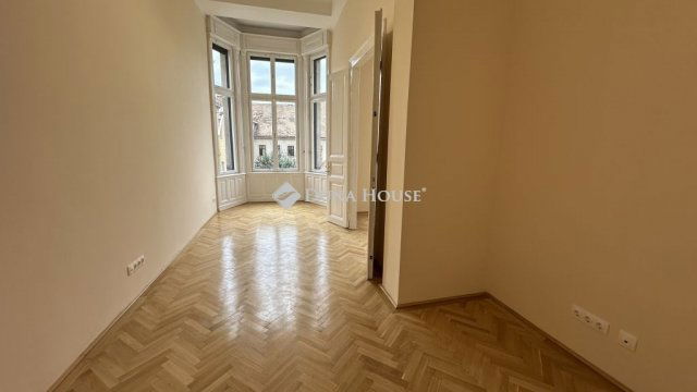 Eladó téglalakás, Budapesten, VII. kerületben, Rákóczi úton