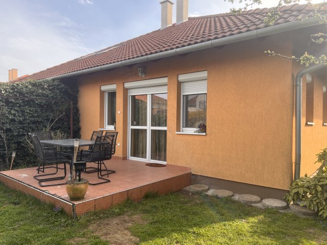 Eladó ikerház, Kistarcsán 119.9 M Ft, 3 szobás