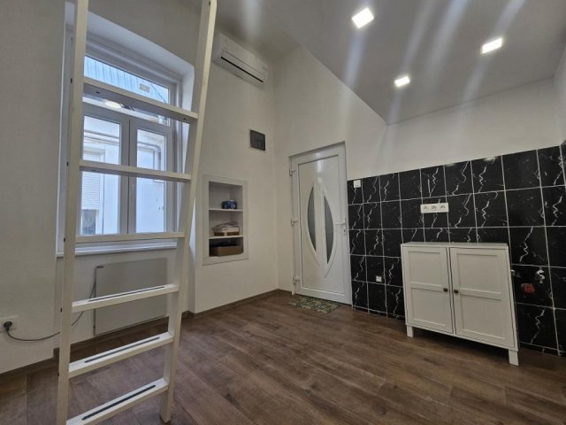 Eladó téglalakás, Kaposváron, Fő utcában 16.5 M Ft