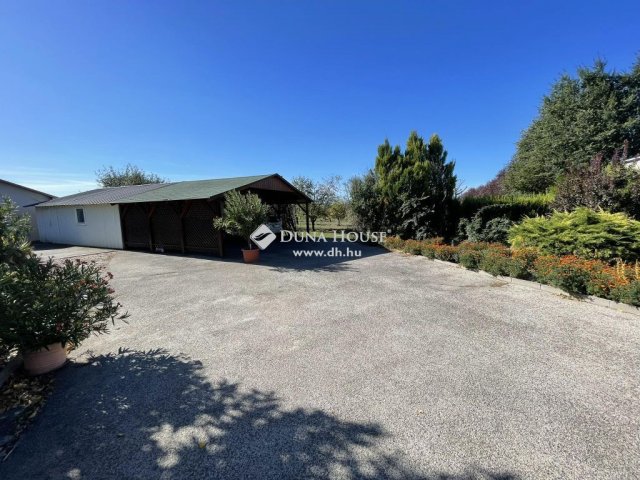 Eladó családi ház, Hartán 199 M Ft, 7 szobás