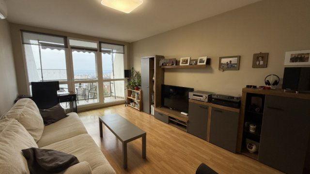 Eladó panellakás, Pécsett 75 M Ft, 2+1 szobás