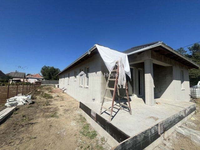 Eladó ikerház, Kakucson 85 M Ft, 4 szobás / költözzbe.hu