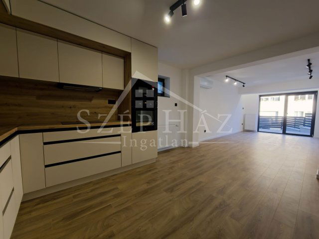 Eladó téglalakás, Pécsett 79.9 M Ft, 3 szobás