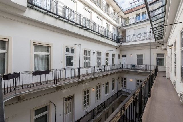 Eladó téglalakás, Budapesten, VI. kerületben 128 M Ft, 2 szobás