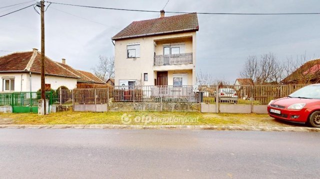 Eladó családi ház, Tiszaeszláron 33.5 M Ft, 4 szobás