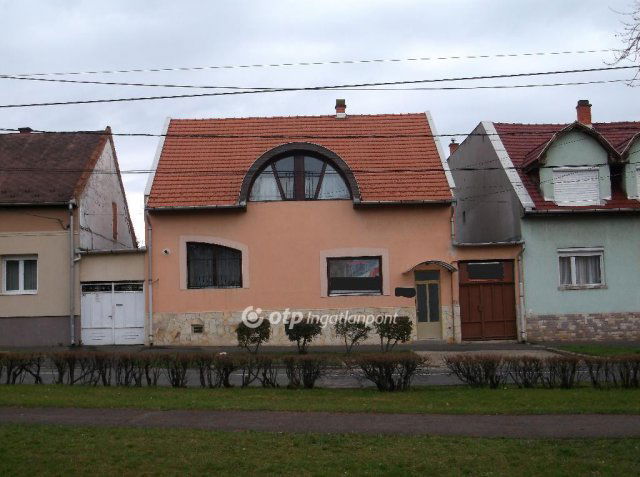 Eladó családi ház, Gyöngyösön 109 M Ft, 4 szobás