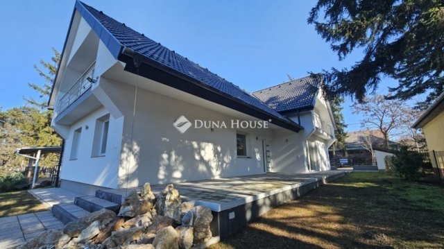 Eladó családi ház, Siófokon 259.9 M Ft, 9 szobás