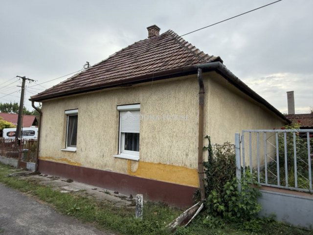 Eladó családi ház, Dunavecsén 19.9 M Ft, 3 szobás