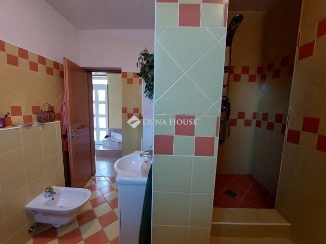 Eladó családi ház, Budapesten, III. kerületben 220 M Ft