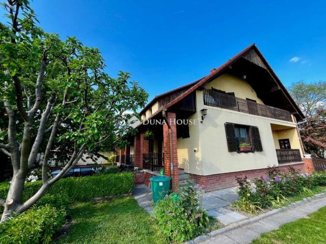 Eladó családi ház, Mohácson 99 M Ft, 6 szobás