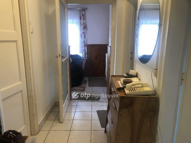 Eladó családi ház, Ajkán 51.3 M Ft, 2 szobás