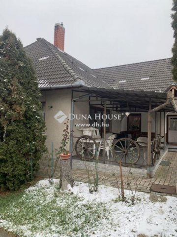 Eladó családi ház, Pécsett 95 M Ft, 5 szobás