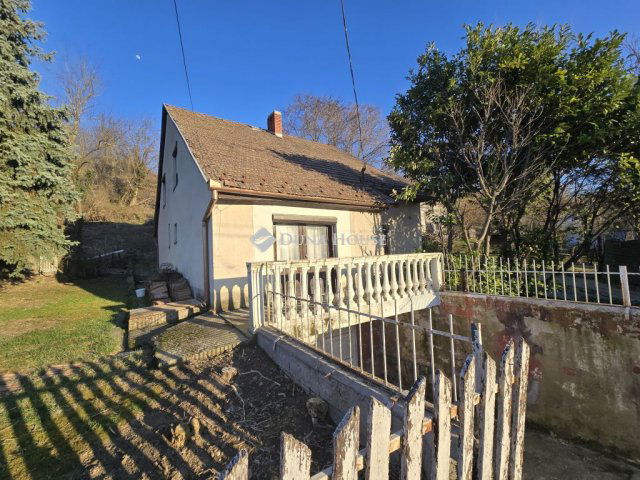 Eladó családi ház, Pécsett, Körömvirág utcában 69.9 M Ft