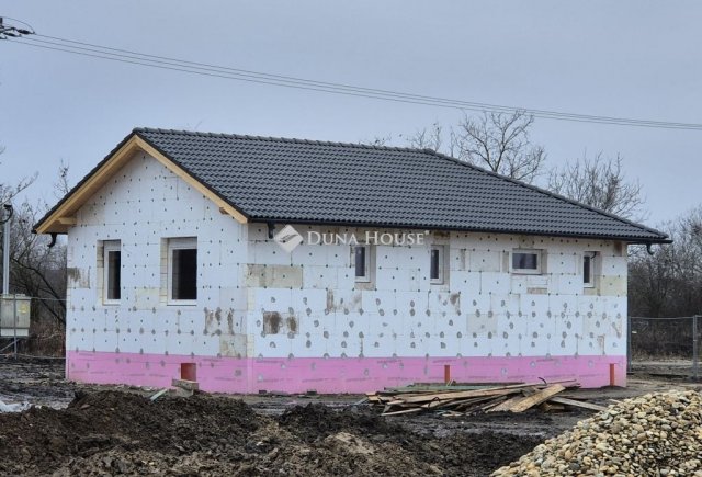 Eladó családi ház, Sződön 102.9 M Ft, 4 szobás