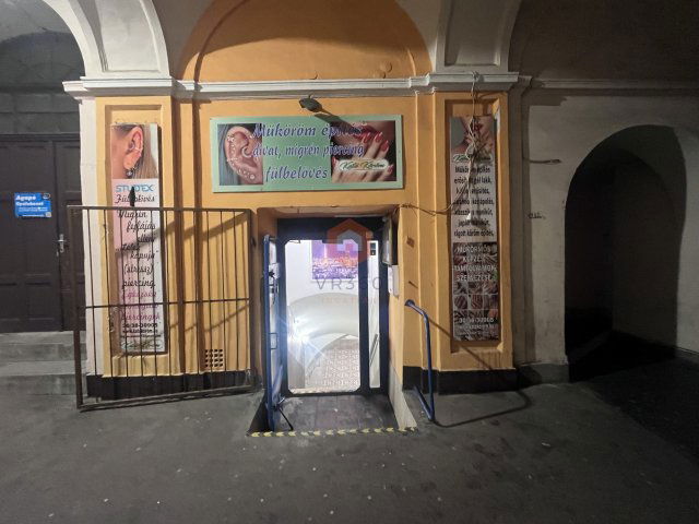 Eladó üzlethelyiség, Pécsett, Rákóczi úton 16.5 M Ft
