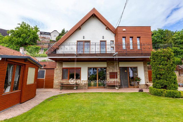Eladó családi ház, Balatonalmádiban 259.9 M Ft, 6 szobás