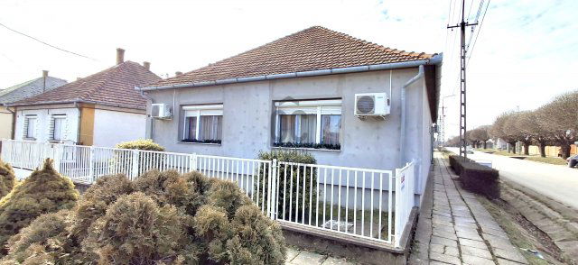 Eladó családi ház, Dombóváron 39.99 M Ft, 3 szobás