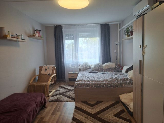 Eladó panellakás, Veszprémben 54.9 M Ft, 1+2 szobás