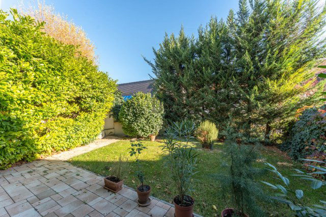 Eladó családi ház, Budapesten, III. kerületben 360 M Ft