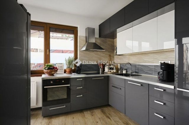 Eladó téglalakás, Szentendrén 175 M Ft, 3 szobás