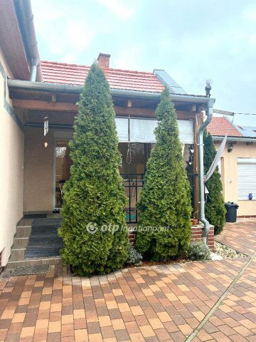 Kiadó családi ház, albérlet, Pécsett 250 E Ft / hó, 3 szobás
