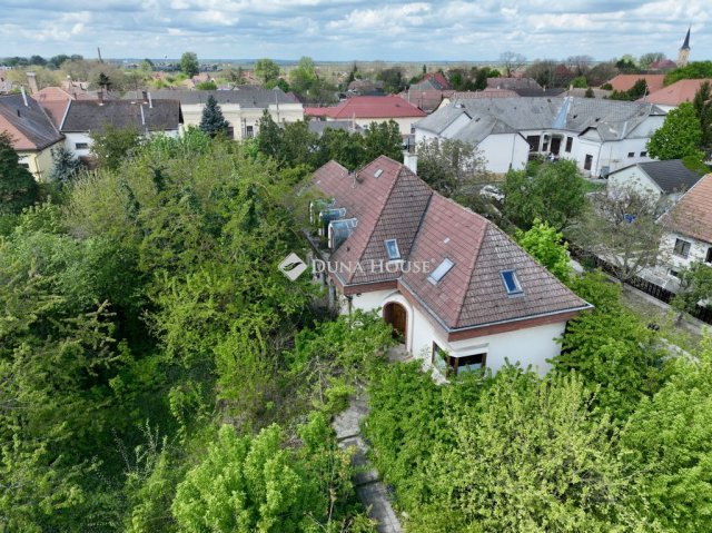 Eladó családi ház, Kunszentmiklóson 179.99 M Ft, 11 szobás