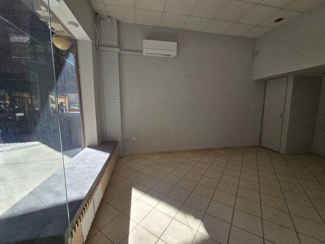 Eladó üzlethelyiség, Debrecenben, Kálvin téren 0.15 M Ft
