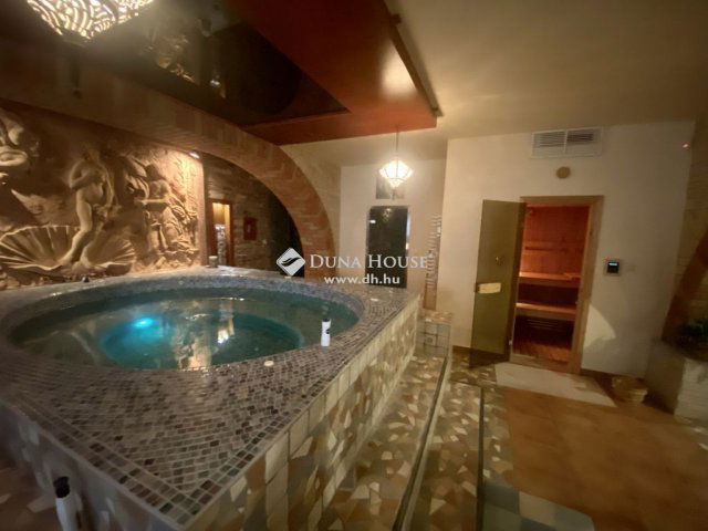 Eladó családi ház, Balatonfüreden 399 M Ft, 10 szobás