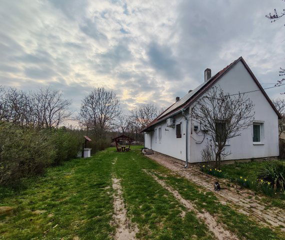 Eladó családi ház, Tikoson 31.9 M Ft, 4 szobás