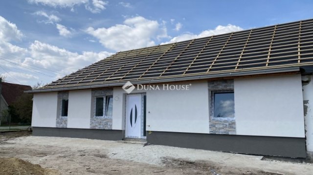 Eladó ikerház, Tápióbicskén 49.5 M Ft, 4 szobás