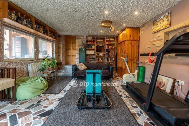 Eladó családi ház, Velencén 179.9 M Ft, 4 szobás