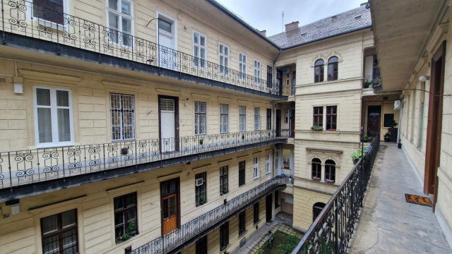 Eladó téglalakás, Budapesten, VI. kerületben 83.5 M Ft, 2 szobás