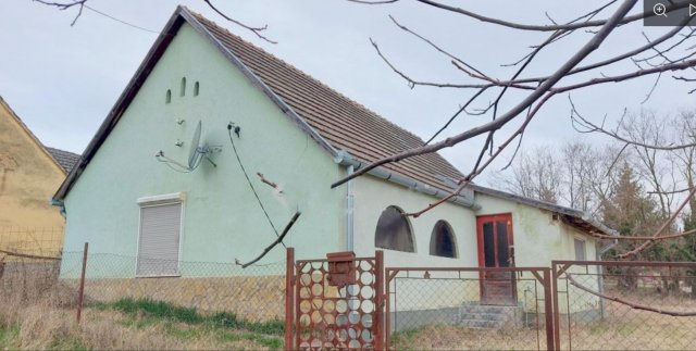 Eladó családi ház, Szakcson 5.65 M Ft, 1 szobás