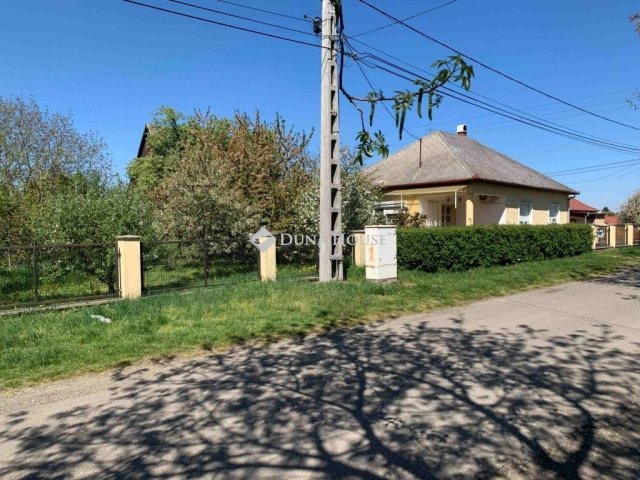 Eladó családi ház, Ercsiben 62.5 M Ft, 2 szobás