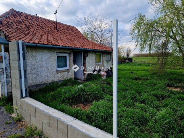 Eladó családi ház, Cegléden 11.4 M Ft, 2 szobás