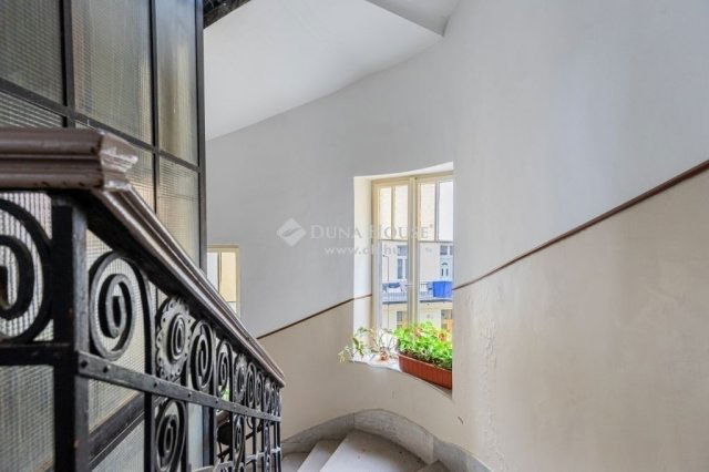 Eladó téglalakás, Budapesten, V. kerületben 133.32 M Ft