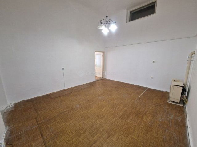 Eladó téglalakás, Baján 49.99 M Ft, 3 szobás