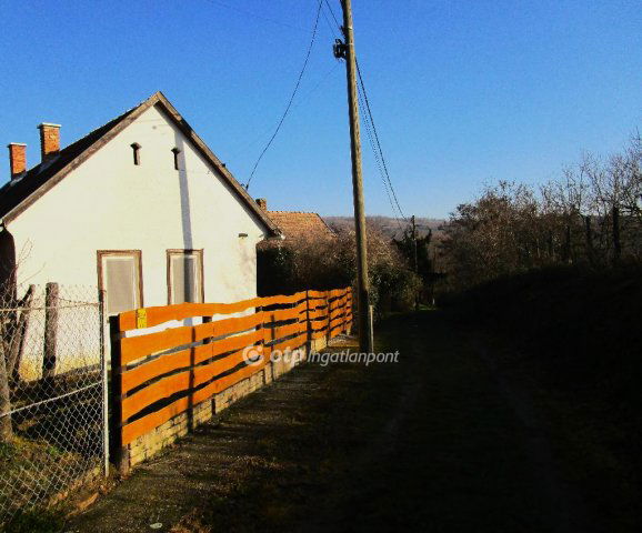 Eladó családi ház, Kisbárapátin 24.9 M Ft, 1 szobás