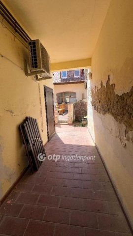 Eladó téglalakás, Pápán 34.9 M Ft, 3+1 szobás