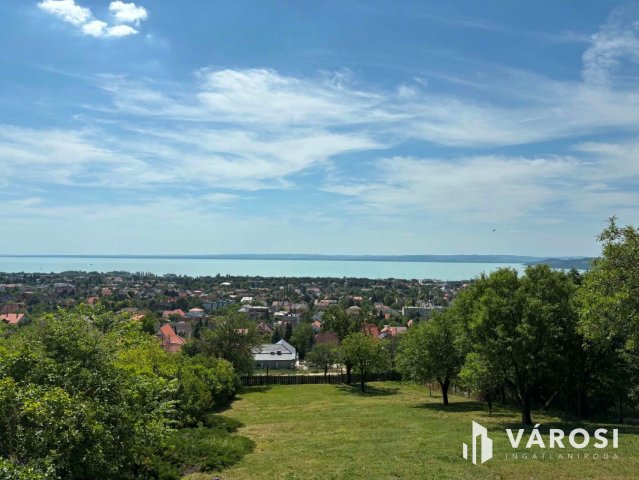 Eladó nyaraló, Balatonfüreden 200 M Ft, 3 szobás