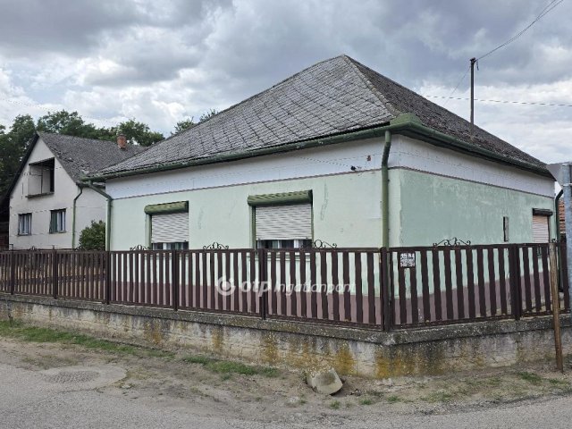 Eladó családi ház, Tiszaföldváron 16.5 M Ft, 3+1 szobás