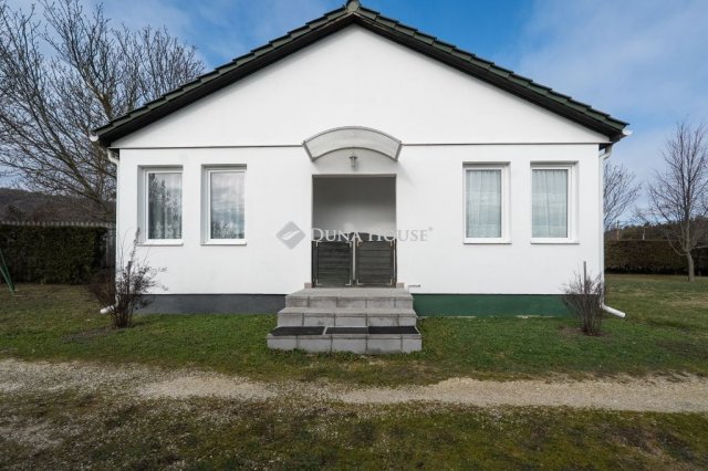 Eladó családi ház, Csákváron 178 M Ft, 9 szobás